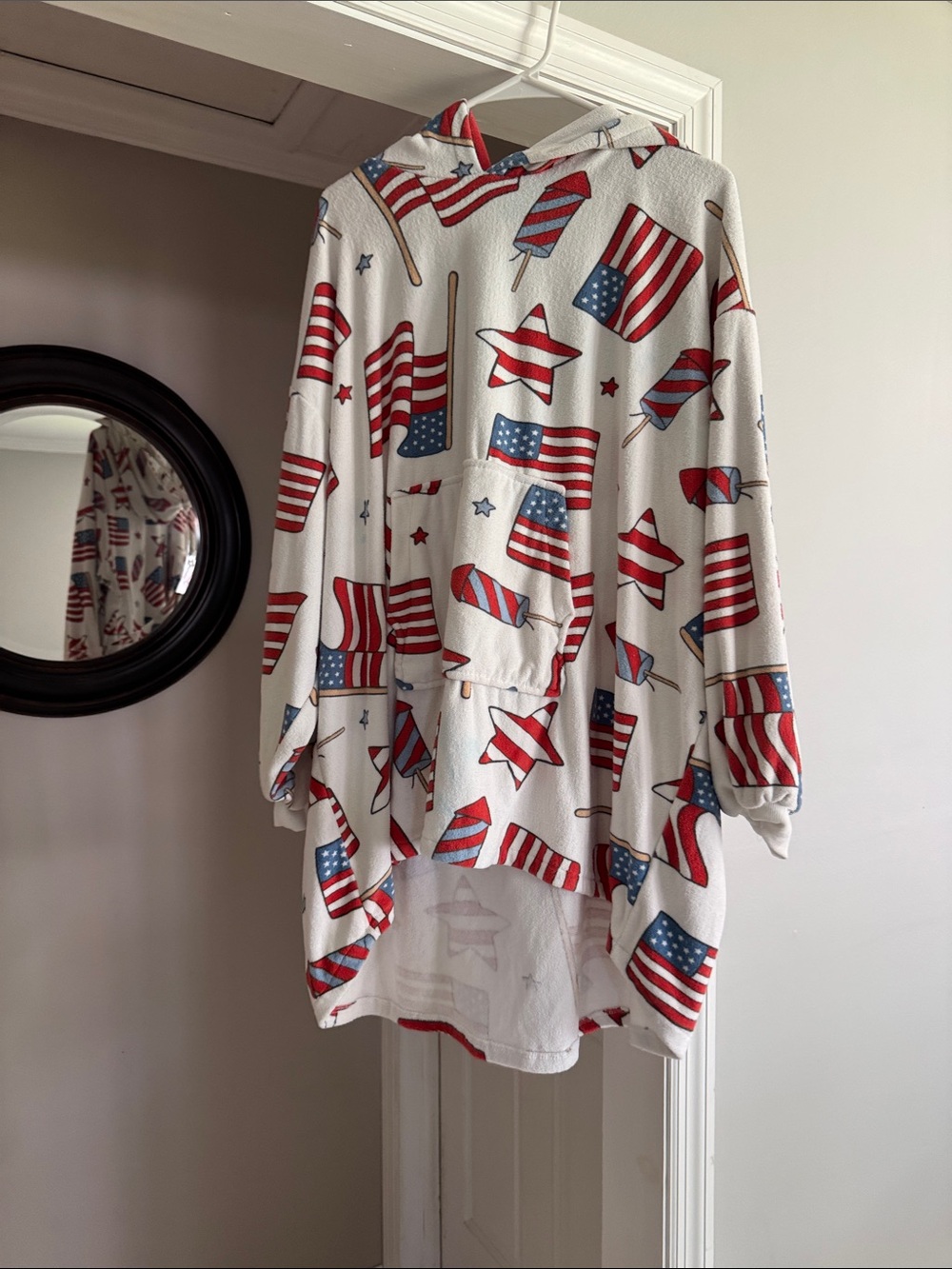 Women's Red & White Flag-Print Hooded Pullover